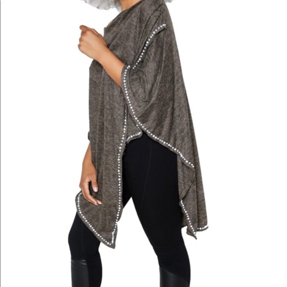 Olive green poncho - Picture 1 of 4